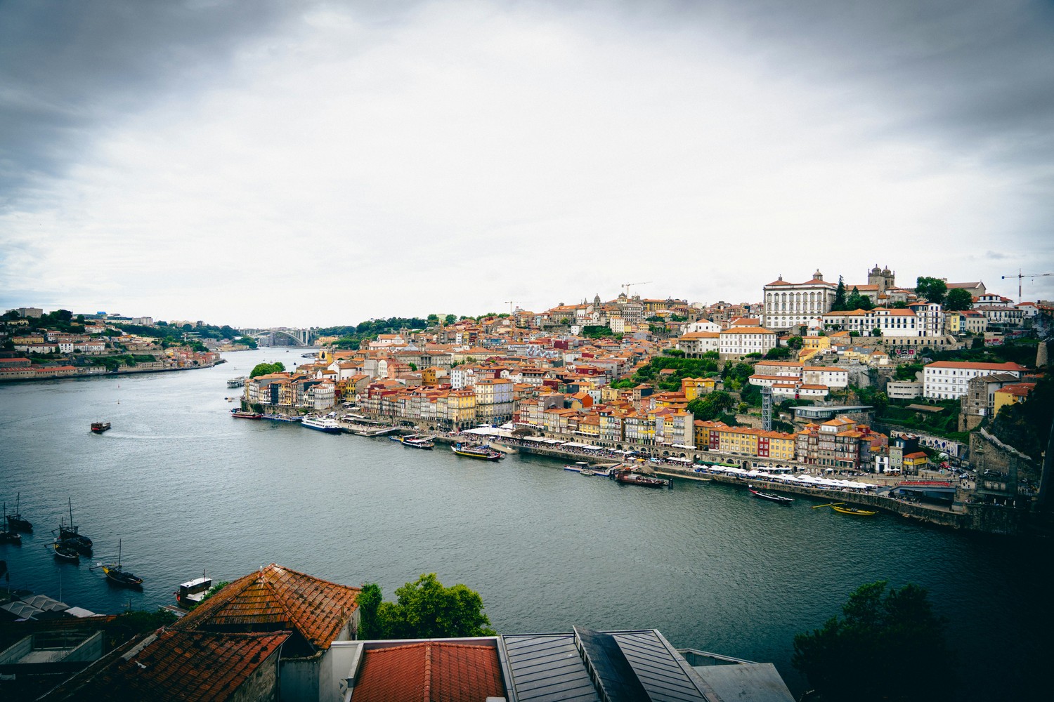 Vue plongeante sur le quartier de la Ribeira depuis les hauteurs de Porto