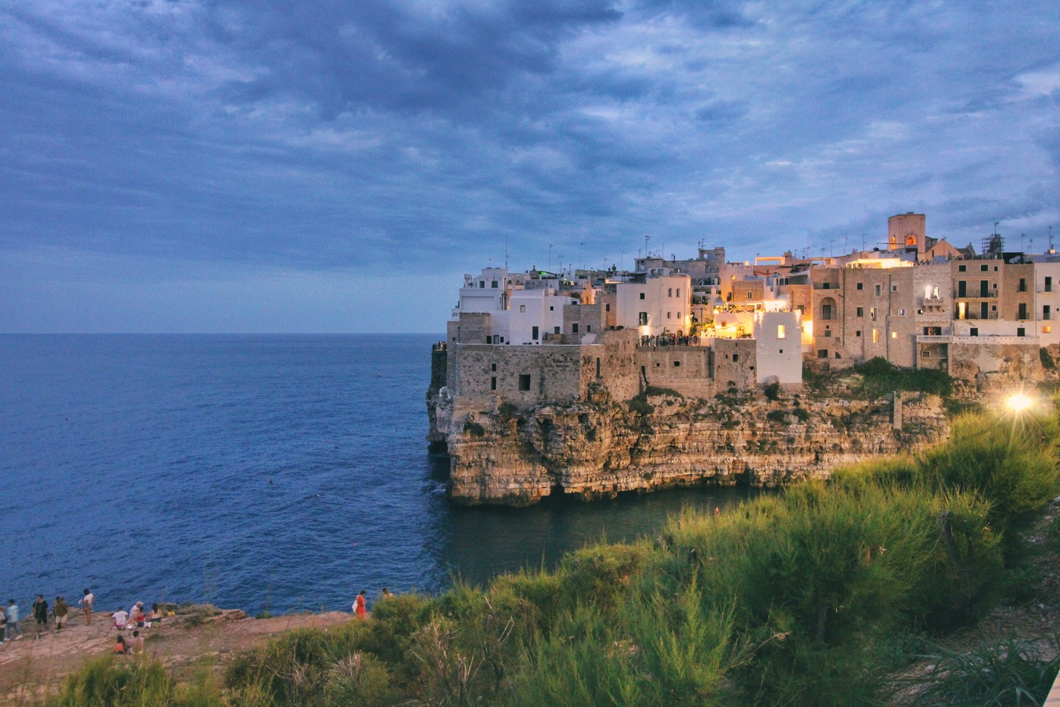 Vue panoramique de la côte amalfitaine ou un paysage typique des Pouilles.