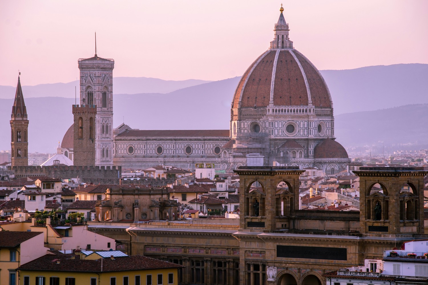 Vue panoramique du Duomo de Florence au coucher du soleil
