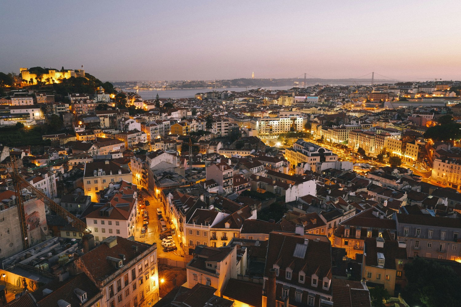 Vue panoramique des toits et du quartier de l'Alfama à Lisbonne