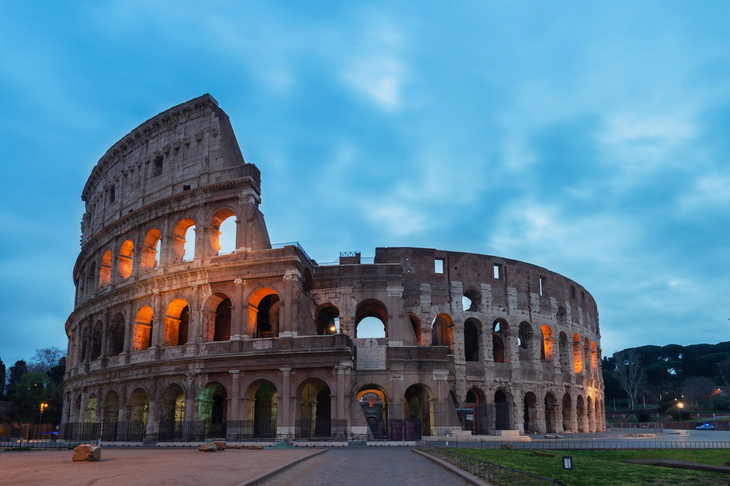 Le Colisée de Rome sous un ciel ensoleillé