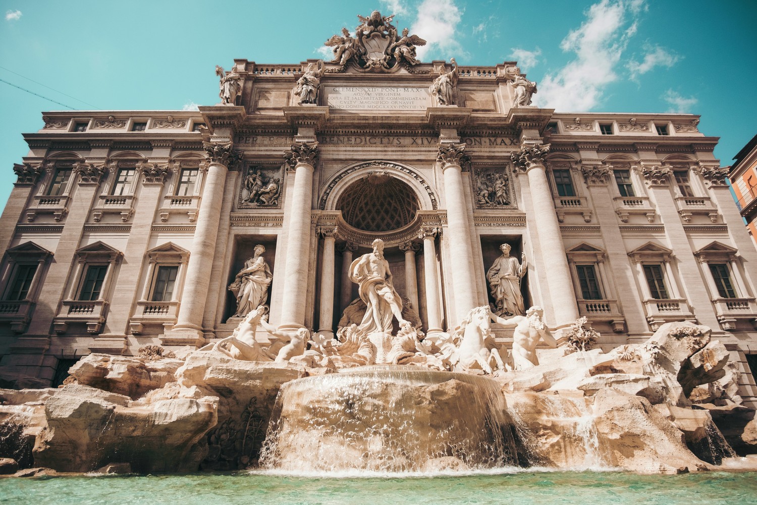 La foule de touristes devant la fontaine de Trevi à Rome