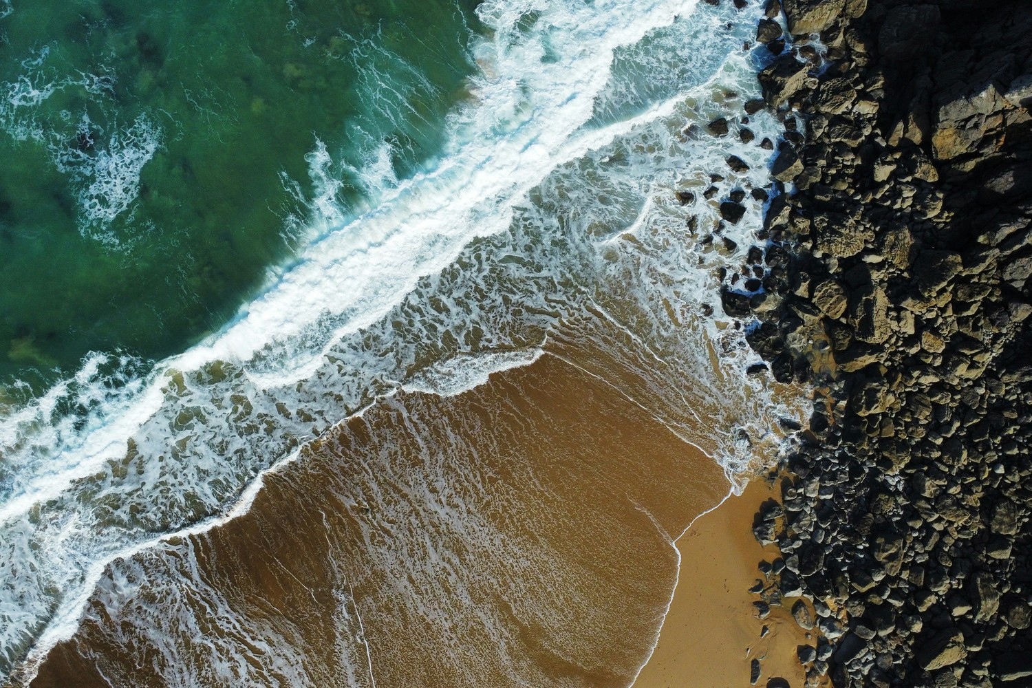 Falaises spectaculaires au bord de l'océan Atlantique au Portugal